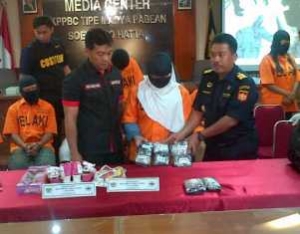 Bandara- Petugas menunjukan barang bukti Shabu beserta tersangkanya.Jum'at (01/11) DT