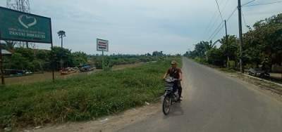 Jalan menuju lokasi wisata pantai Romantis aspal hotmix.