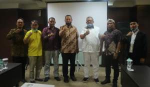 Benyamin Davnie bersama sejumlah pengurus PBB dan pengurus partai Golkar.