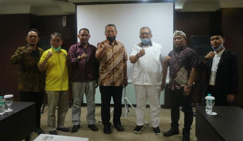 Benyamin Davnie bersama sejumlah pengurus PBB dan pengurus partai Golkar.