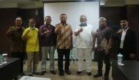 Benyamin Davnie bersama sejumlah pengurus PBB dan pengurus partai Golkar.