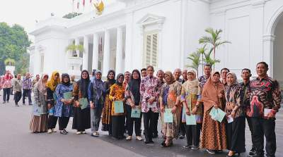 Kepala Kantor Pertanahan (Kantah) Kota Tangsel, Shinta Purwitasari dan perwakilan warga usai menerima sertifikat PTSL di istana negara.