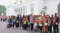 Kepala Kantor Pertanahan (Kantah) Kota Tangsel, Shinta Purwitasari dan perwakilan warga usai menerima sertifikat PTSL di istana negara.