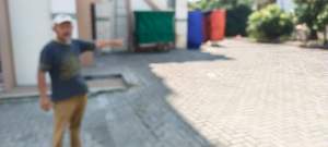 Petugas parkir perlihatkan lokasi motor milik pesapon di Pamulang digasak pencuri.