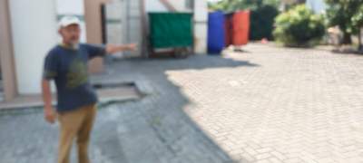 Petugas parkir perlihatkan lokasi motor milik pesapon di Pamulang digasak pencuri.