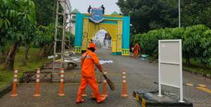 Petugas pesapon di area MTQ ke 14 Kota Tangsel di Ciputat Timur.