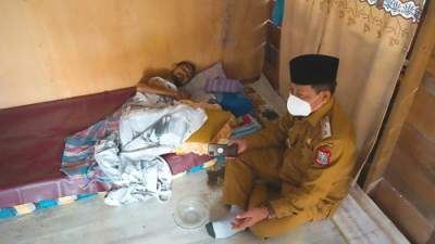 Plt Wali Kota Kembali Jenguk Seorang Mengidap Penyakit Usus Bocor