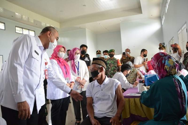 Zaki Tinjau vaksin Booster Bagi Lansia di Tigaraksa