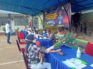 TNI AL terus melakukan percepatan pelaksanaan vaksinasi di wilayah Banten khususnya bagi masyarakat maritim di sekitar pesisir Mako Lanal Banten, Rabu (11/8/2021).