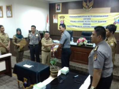 Penandatangan nota kesepahaman Polres Serang Kota dengan Pemkot Serang.