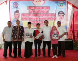 Rano Karno saat acara Penyerahan Bantuan Alat Tulis Sekolah di Aula Disnakertrans, Serang, Sabtu (04/07)