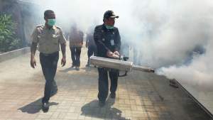 Camat Balaraja Bareng Tagana Memfogging di Perumahan Villa Balaraja