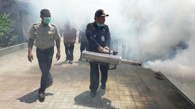 Camat Balaraja Bareng Tagana Memfogging di Perumahan Villa Balaraja
