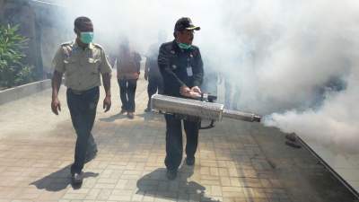 Camat Balaraja Bareng Tagana Memfogging di Perumahan Villa Balaraja