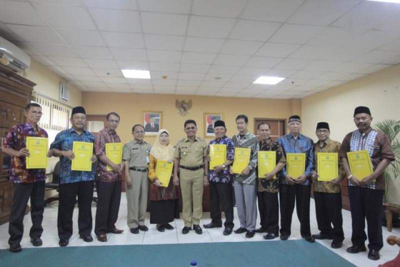 Wakil Walikota Sachrudin berfoto bersama penerima pensiunan pegawai.