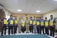 Wakil Walikota Sachrudin berfoto bersama penerima pensiunan pegawai.