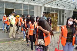 Curi Waktu Saat PSBB, Modus Tutup Pintu Panti Pijat di Bintaro Dibongkar Satpol PP