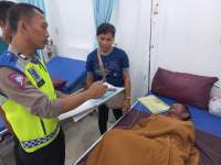 Polisi melakukan pemeriksaan pelajar yang luka-luka. (istimewa).