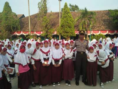 Polsek Kragilan Bagikan 1.000 Pensil
