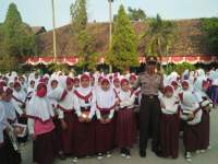 Polsek Kragilan Bagikan 1.000 Pensil