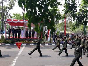 Upacara Parade, Defile dan Terjun Payung Warnai Peringatan HUT TNI Ke 73