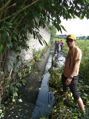 Antisipasi Wabah DBD, Kades Gembong Kerja Bakti bareng Warga