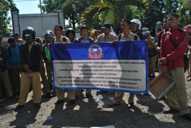 Minta Kenaikan Honorarium, Ratusan TKS Gelar Aksi Demo