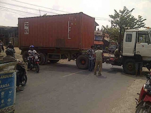 Truk Kontainer Mogok, Jalan Pandean Macet Panjang