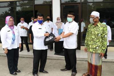 Sekda Rudi Maesyal Bagikan 900 Paket Sembako untuk Marbot Masjid