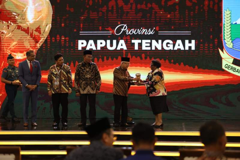 Wapres Ma'ruf Amin Berikan Penghargaan UHC Awards kepada 493 Kepala Daerah, Kota Serang Dapat Hattrick