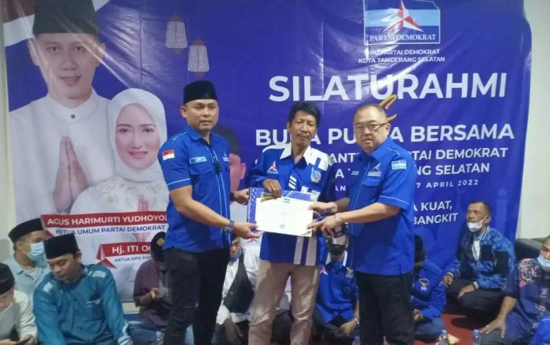 Ketua DPC Demokrat Tangsel Julham Firdaus dan Ketua Fraksi Demokrat DPRD Tangsel, Rizki Jonis, berikan penghargaan kepada salahsatu pejuang Demokrat Tangsel periode lalu.