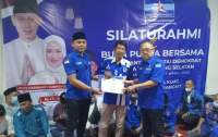 Ketua DPC Demokrat Tangsel Julham Firdaus dan Ketua Fraksi Demokrat DPRD Tangsel, Rizki Jonis, berikan penghargaan kepada salahsatu pejuang Demokrat Tangsel periode lalu.