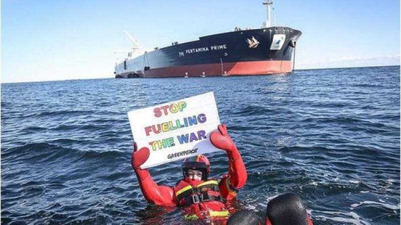 Kapal Pertamina Dihadang Aktivis, Netizen RI Serang Akun Greenpeace