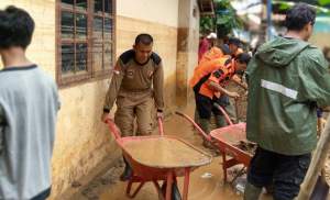 Relawan PKS Kota Tangsel saat bersih-bersih rumah warga di Lebak, Banten.