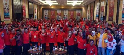 Rakercabsus PDIP Tangsel, nampak Cagub Banten, Airin Rachmi Diany dan Cawalkot Tangsel, Benyamin Davnie bersama pengurus PDIP tingkat pusat hingga pengurus DPD Banten dan Tangsel.