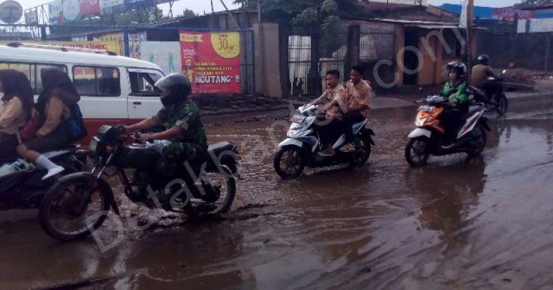 Pengecoran Belum Selesai Mengakibatkan Genangan Air