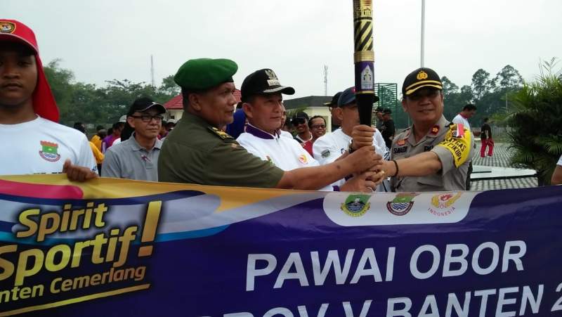 Sukseskan Porprov Camat Tigaraksa Serahkan Obor kepada Camat Cikupa