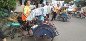 Razia Masker di Pondok Ranji, Pelanggar Disanksi Genjot Becak dan Kuras WC