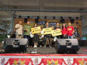 Bupati Tangerang Ahmed Zaki Iskandar menyerahkan piala kepada pemenang Festival Band Competition pasar modern intermoda BSD Cisauk Kabupaten Tangerang