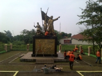 Kodim 0623 Cilegon dan Ormas Gelar Bakti Sosial Bersihkan Tugu Pahlawan.