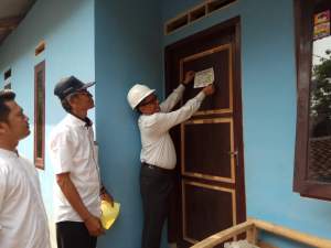 Kadis Perkim Serahkan Rumah Hasil Gebrak Pakumis