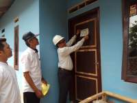Kadis Perkim Serahkan Rumah Hasil Gebrak Pakumis
