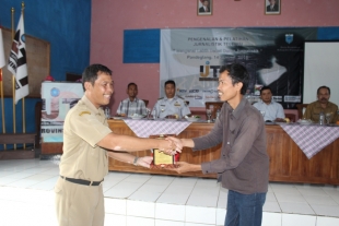 Ketua Pelaksana kegiatan Dendi saat memberikan cendera mata kepada Kabid SMA dalam kegiatan pelatihan Jurnalistik