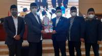 Walikota Benyamin Davnie serahkan LKPj 2021 secara simbokis kepada Ketua DPRD Tangsel Abdul Rasyid, dan disaksikan Wakil Ketua DPRD Tangsel lainnya di ruang paripurna.