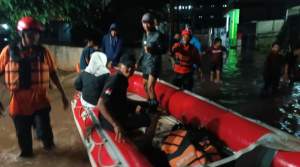 Petugas BPBD Tangsel standby dilokasi banjir.