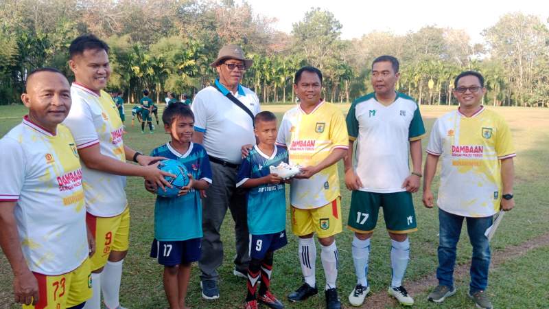 Bantu Sepatu Bola, Bupati Serdang Bedagai Wujudkan Cita-Cita Anak Yatim Jadi Pemain Nasional