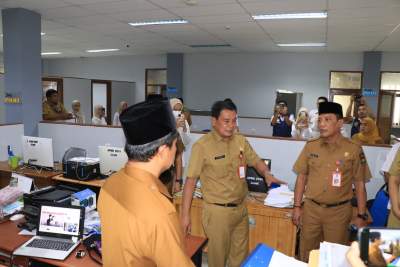 Masuk Pertama Kerja, Sekda Sidak Dinas lingkungan Hidup