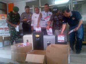 Ramah Lingkungan : KPU Musnahkan Kertas Suara Rusak Pilgub Banten 2017