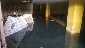 Lantai dasar Gedung Eks Matahari Lama terendam air.