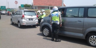 Petugas Polisi bandara lakukan razia ke taksi gelap